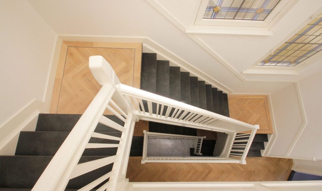 leather stairs tapis parquet